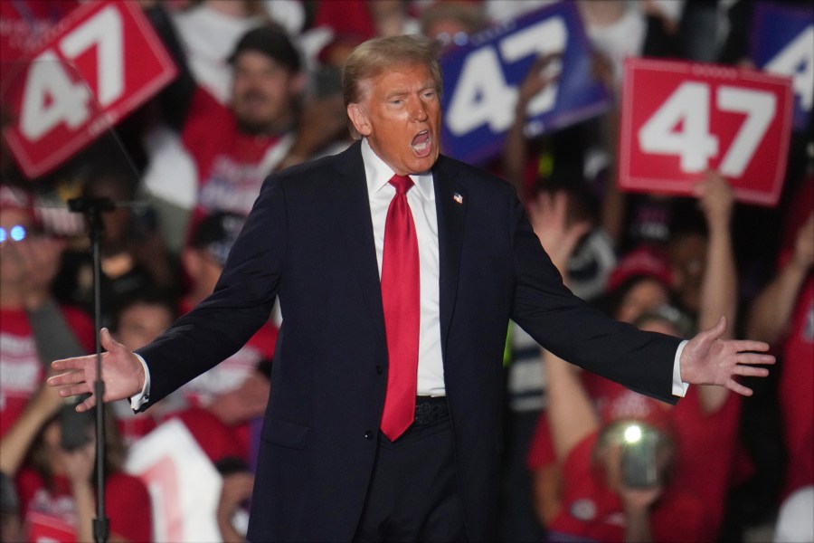  Trump and Harris host dueling rallies in the Milwaukee area in a final push to win Wisconsin 