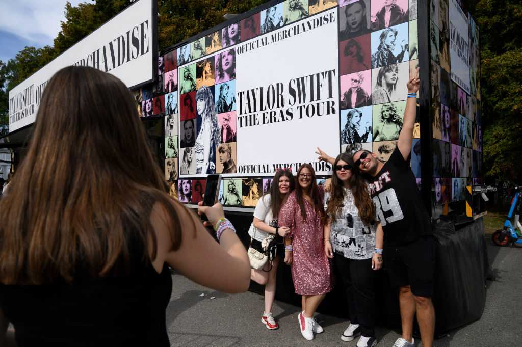  Taylor Swift fans claim they were swindled out of money for Eras Tour event 