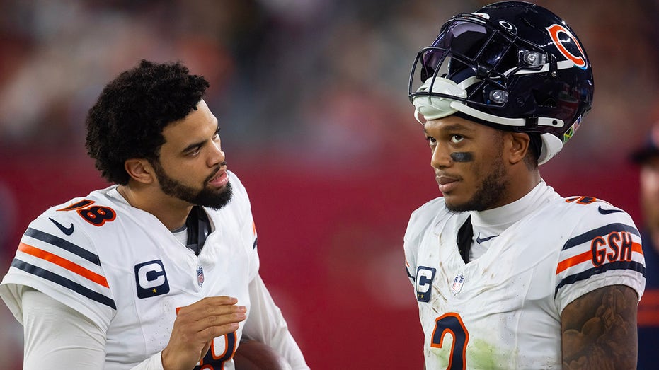  Bears star DJ Moore walks off field mid-play in bizarre scene: 'What a dumpster fire' 