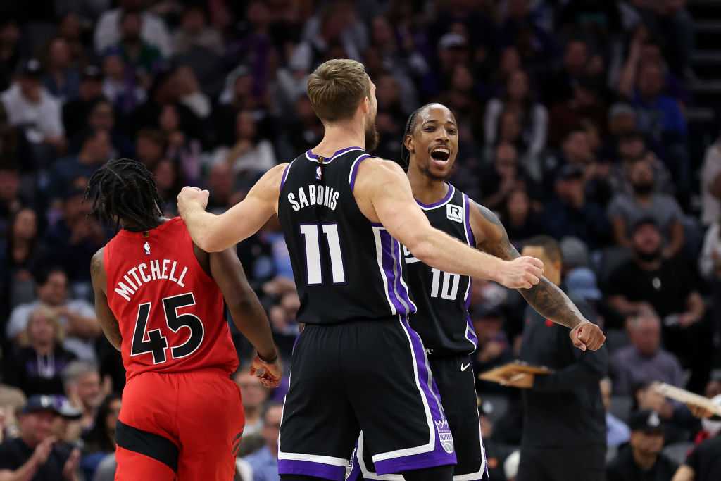  DeMar DeRozan scores 27 points to lead the Kings past the Raptors 122-107 