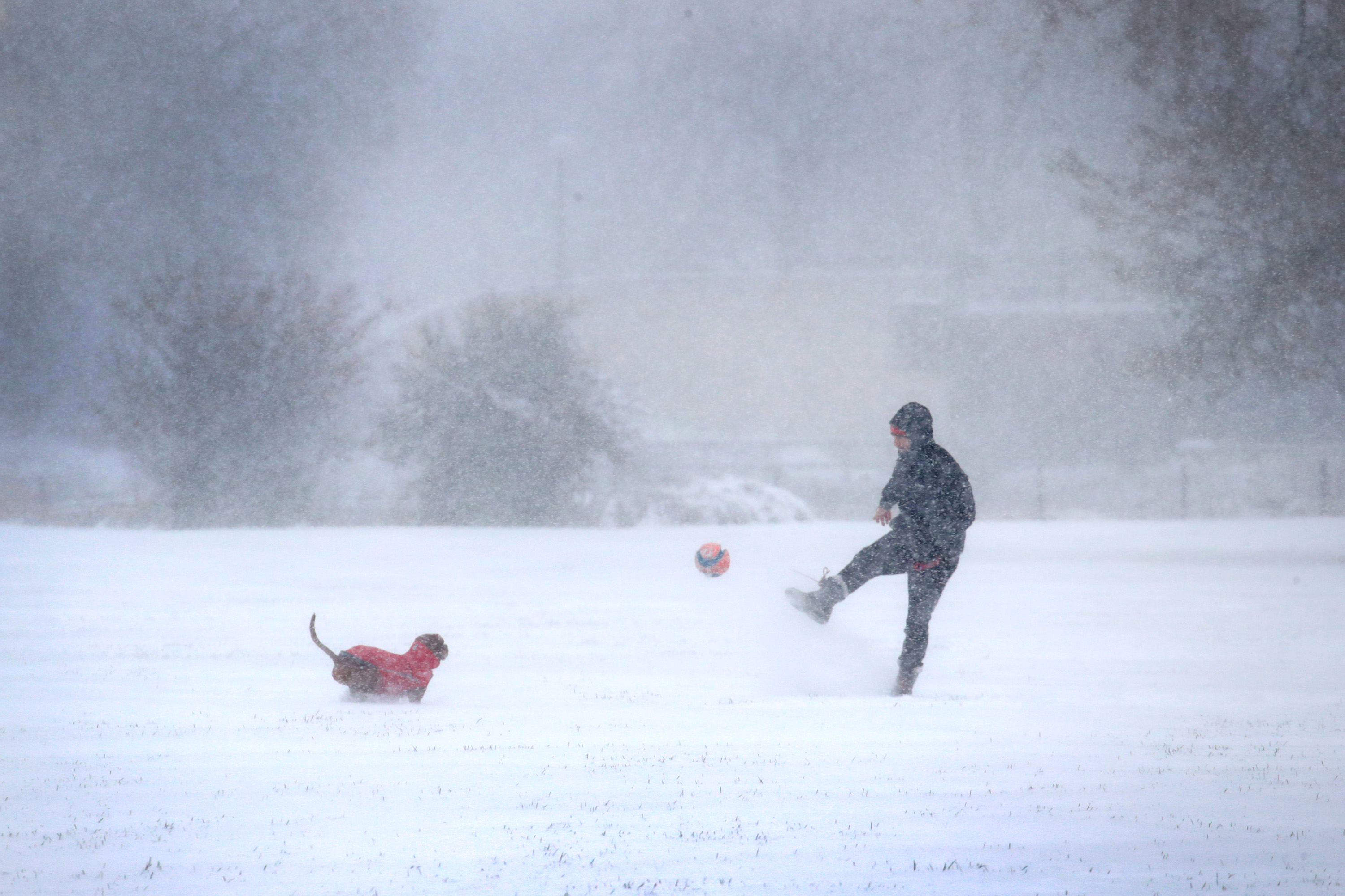  The Chicago area typically sees its first snow in mid-November. What does the forecast hold this year? 