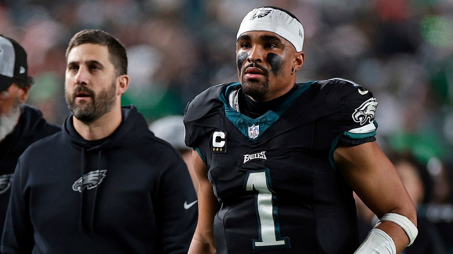  Eagles' Jalen Hurts set to start against Cowboys despite Nick Sirianni suggesting QB was limited by injury 