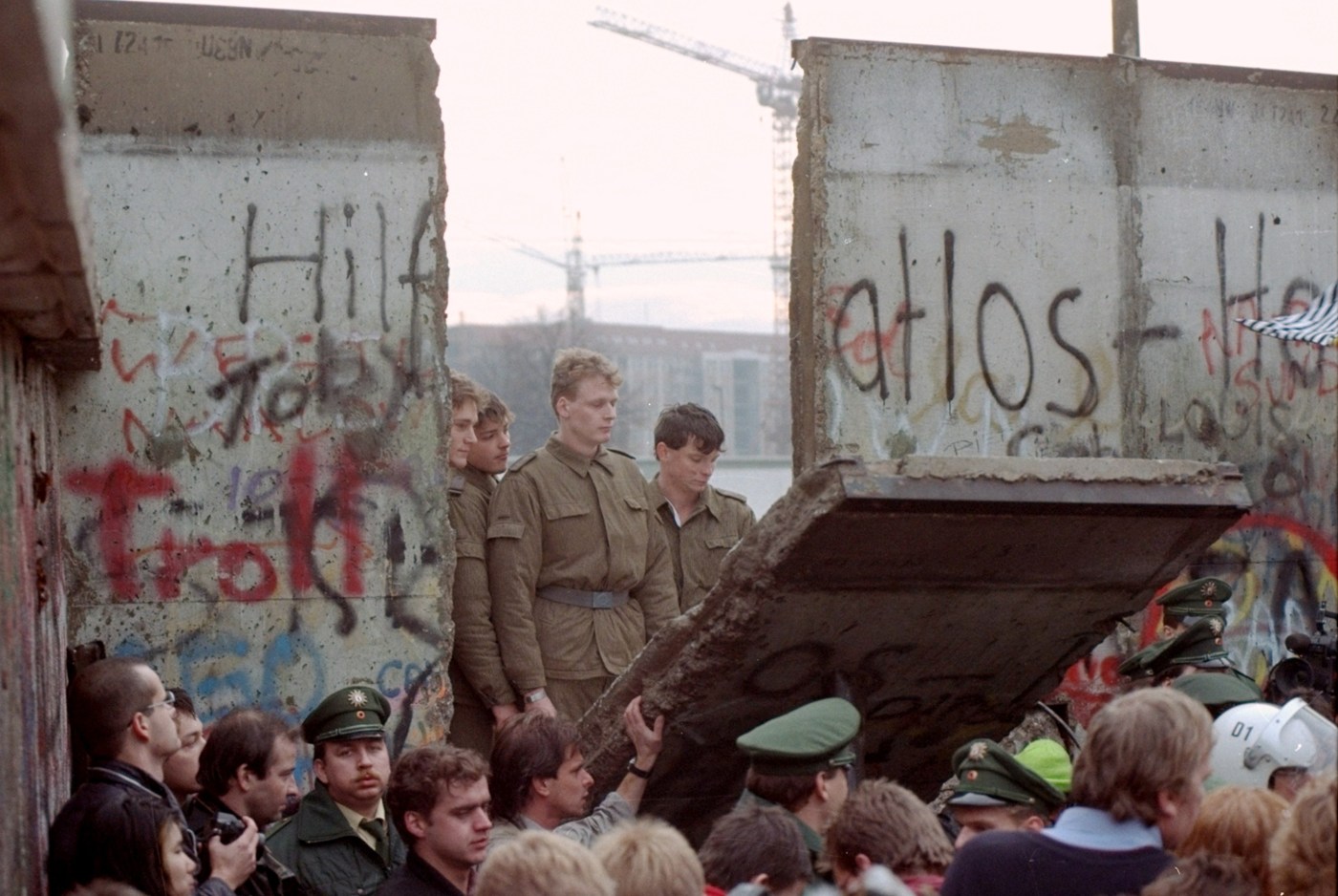  Today in History: Berlin Wall falls 