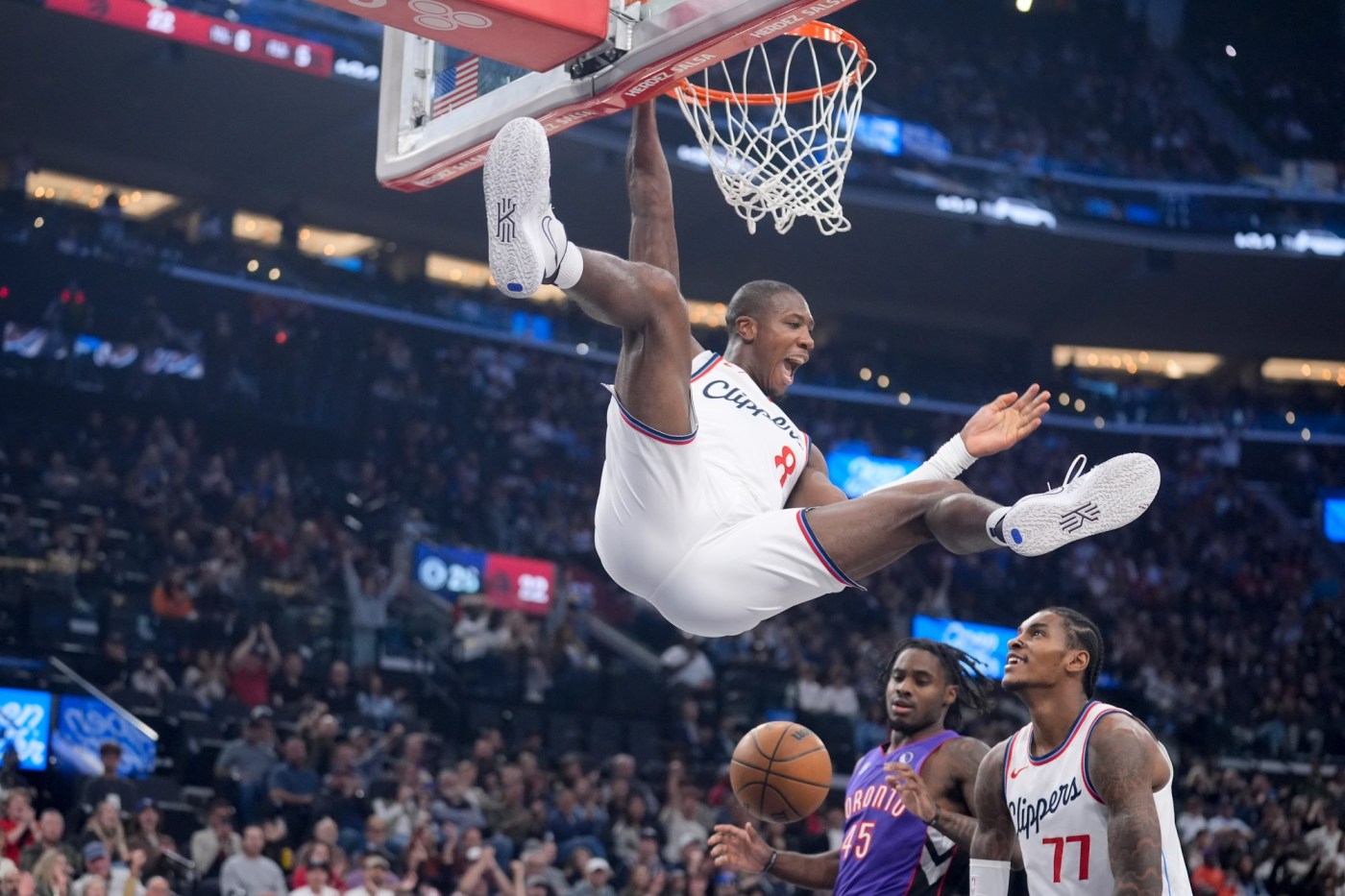  Clippers edge past Raptors in last second thriller 