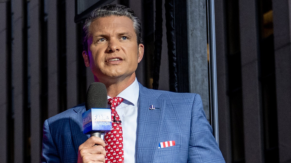  Trump nominates Pete Hegseth to serve as defense secretary 