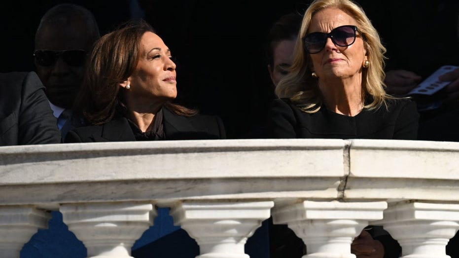  Jill Biden's apparent cold shoulder for Kamala Harris ignites social media 