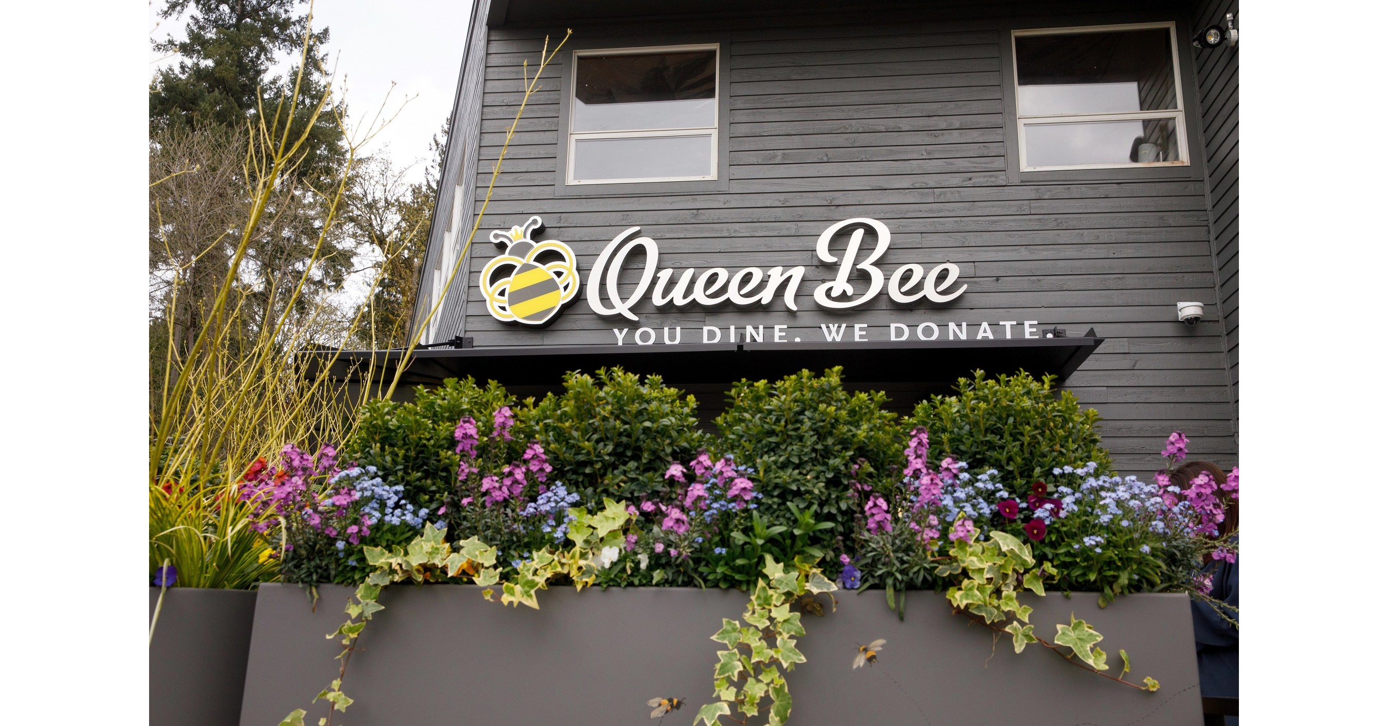  Áegis Living's New Queen Bee Café is Open on Seattle's Eastside 