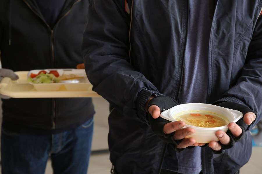  This warming center opens its doors in Fresno, serves free meals for guests 