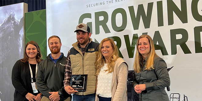  Marissa and Travis Hake honored with Forward Thinker Award from Farm Credit Mid-America – Ohio Ag Net 