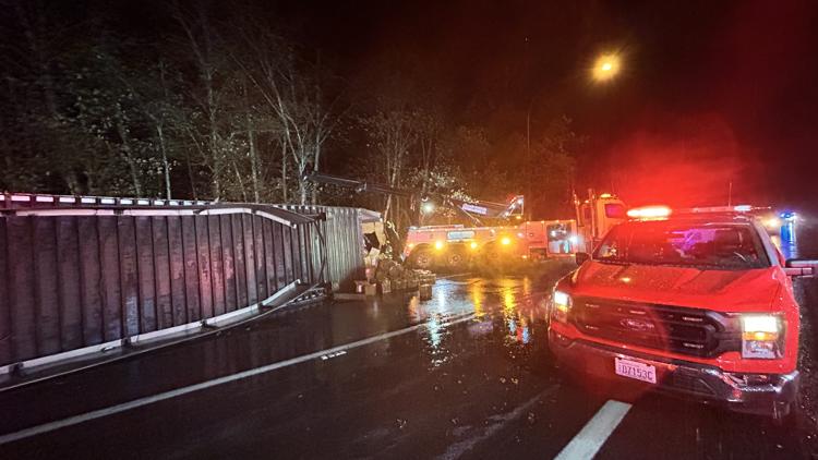  1 dead after semi-truck rollover near I-5 in Kelso 