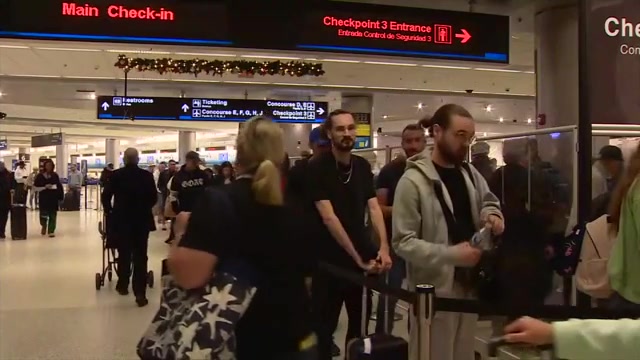  Long lines at MIA as bad weather threatens to snarl travel plans across US ahead of Thanksgiving 