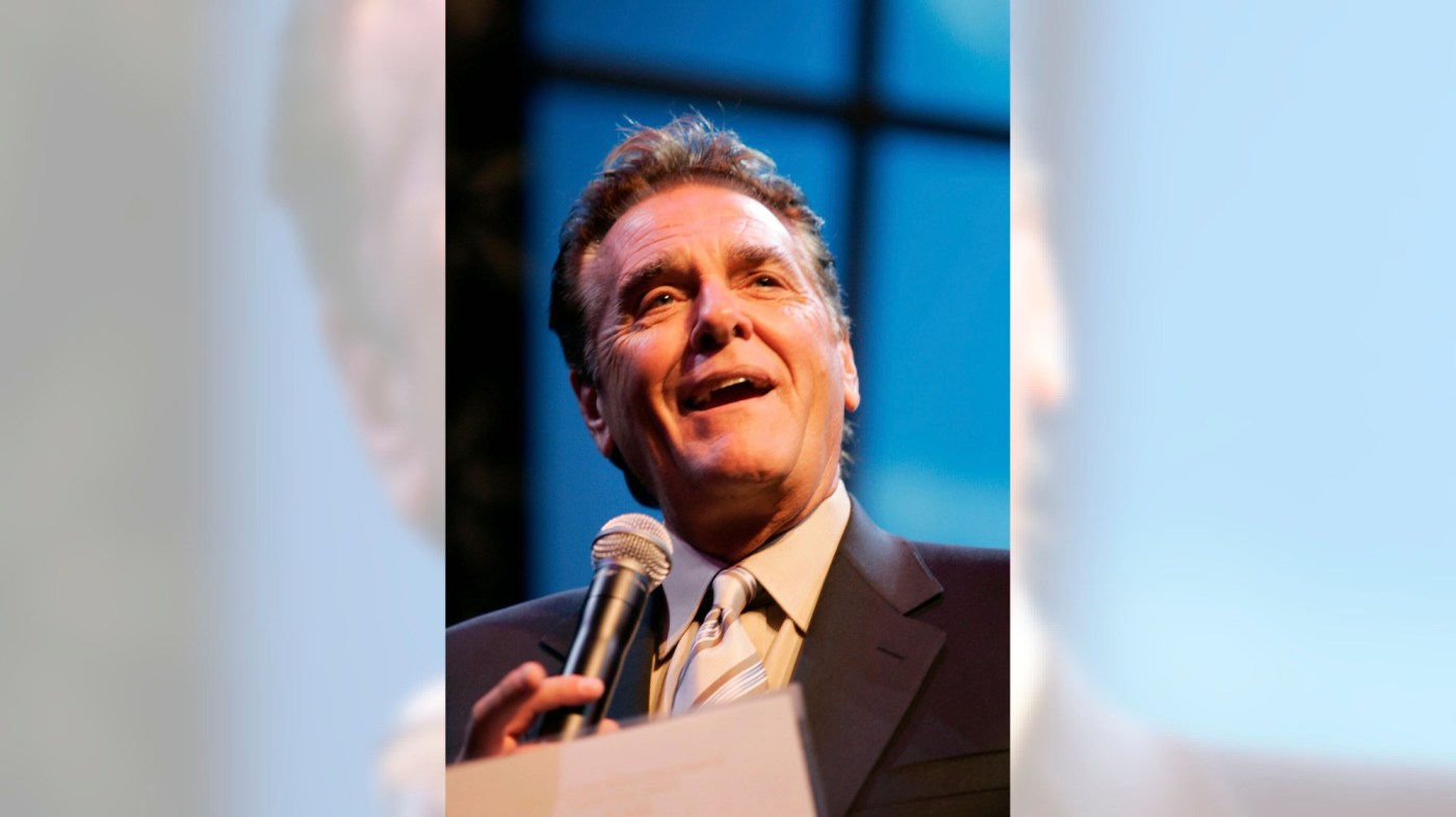  Chuck Woolery, smooth-talking game show host of ‘Wheel of Fortune,’ ‘Love Connection’ and ‘Scrabble,’ dies at 83 