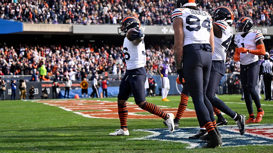  Simone Biles' husband, Jonathan Owens, mimics wife's gymnast pose for fumble recovery celebration 