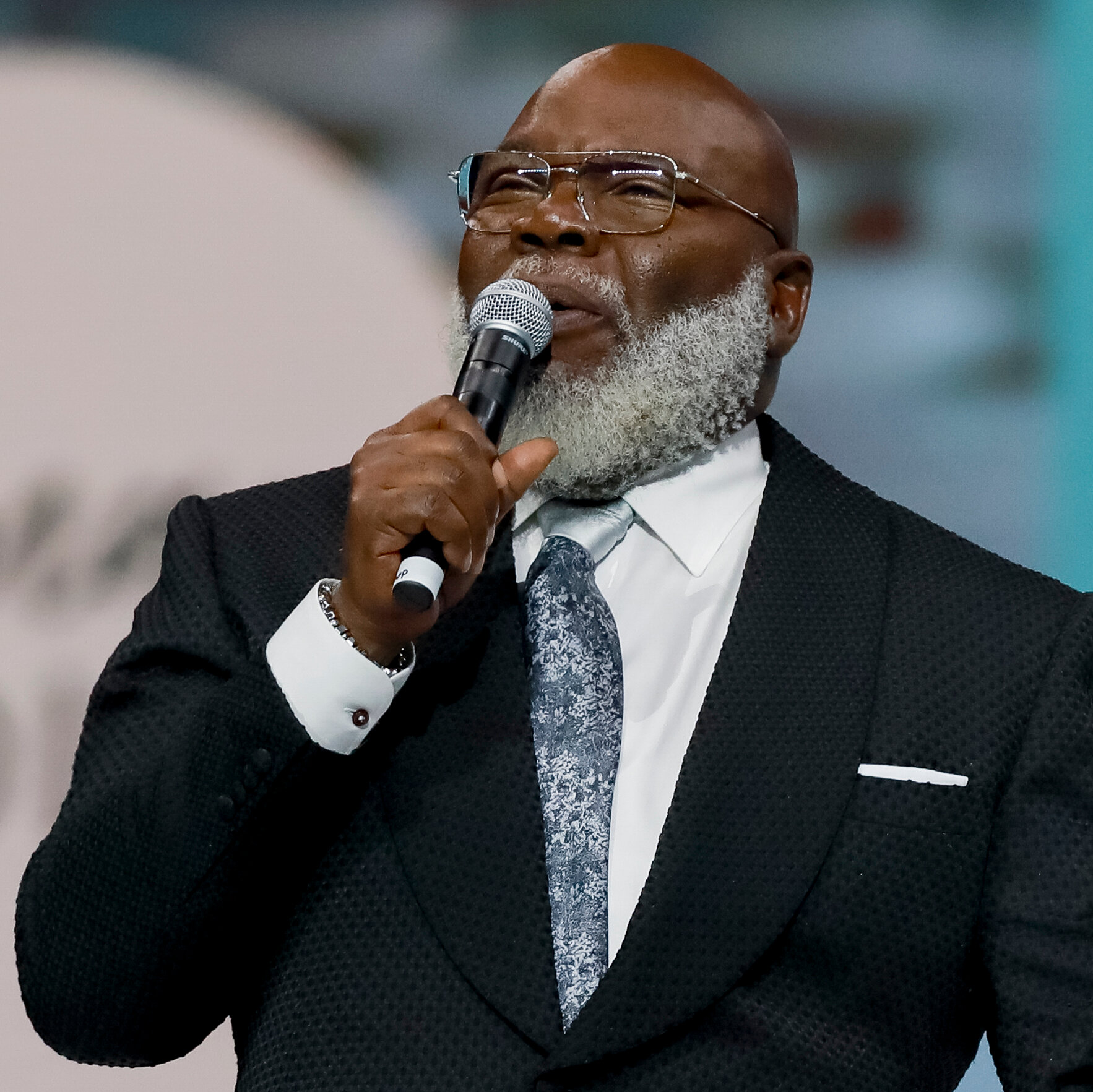  Bishop T.D. Jakes Recovering From ‘Health Incident’ During Sunday Sermon 