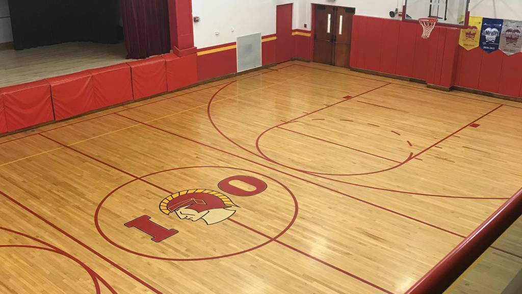  Column: One high school gym, two states: a midcourt stripe with an interesting divide 