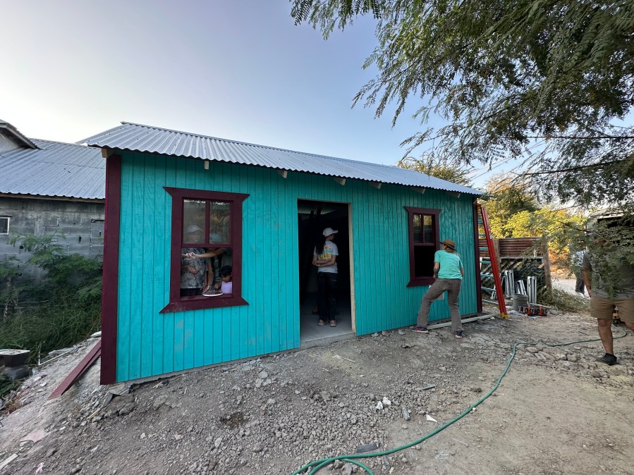  US faith-based missionaries build homes for Mexican poor south of the border 