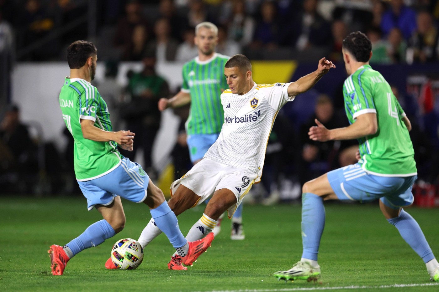  Dejan Joveljić’s late goal leads Galaxy to win over Seattle and into MLS Cup final 