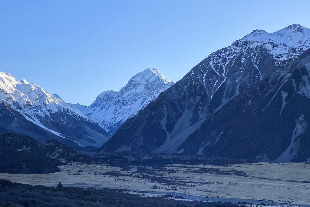  Three climbers from the US and Canada are missing on New Zealand's highest peak 