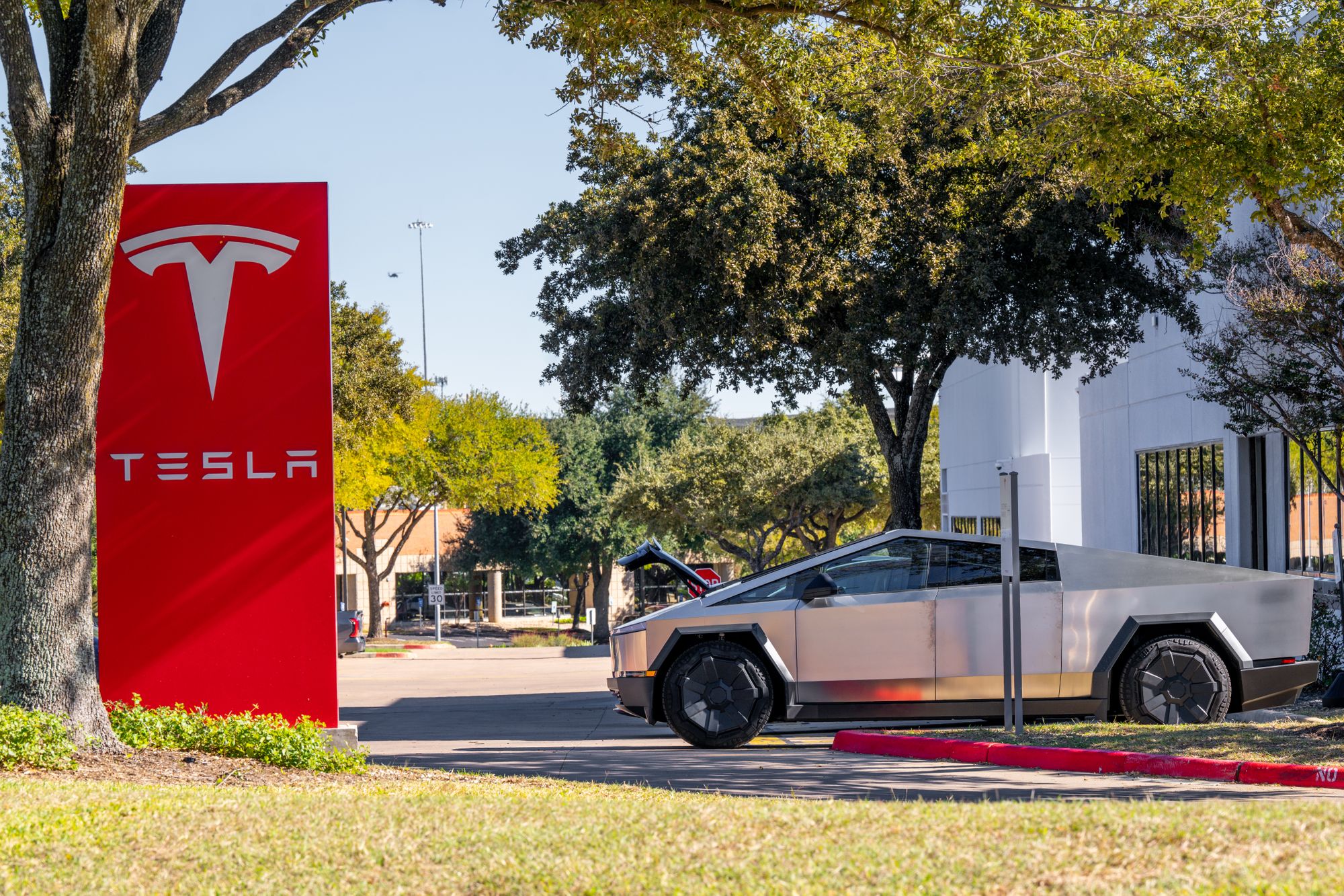  Tesla Temporarily Halts Cybertruck Production, Amidst Rumors of Slumping Demand 