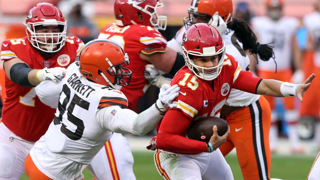  Chiefs prepare for Browns and defensive standout Myles Garrett 