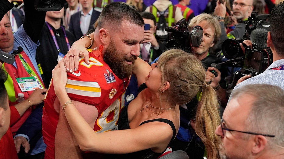  Taylor Swift will only get $10 birthday present from Travis Kelce's dad 