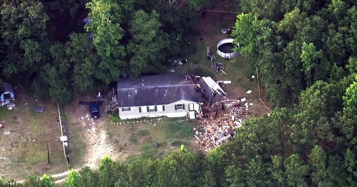  Plane crashes into Hope Mills, North Carolina, home, killing 2 
