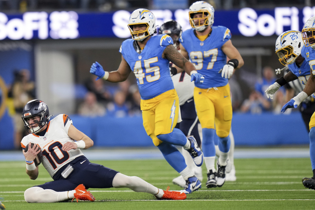  Justin Herbert passes for 2 touchdowns, Chargers score on free kick and rally past Broncos 34-27 