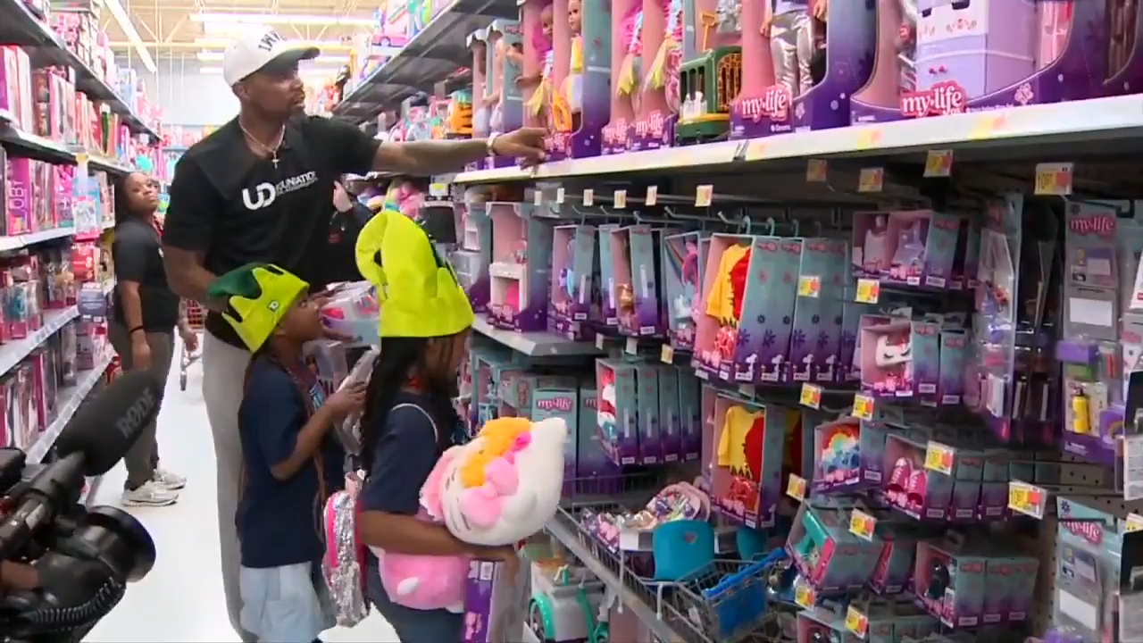  Heat legend Udonis Haslem gifts 100 students $200 Walmart shopping spree 