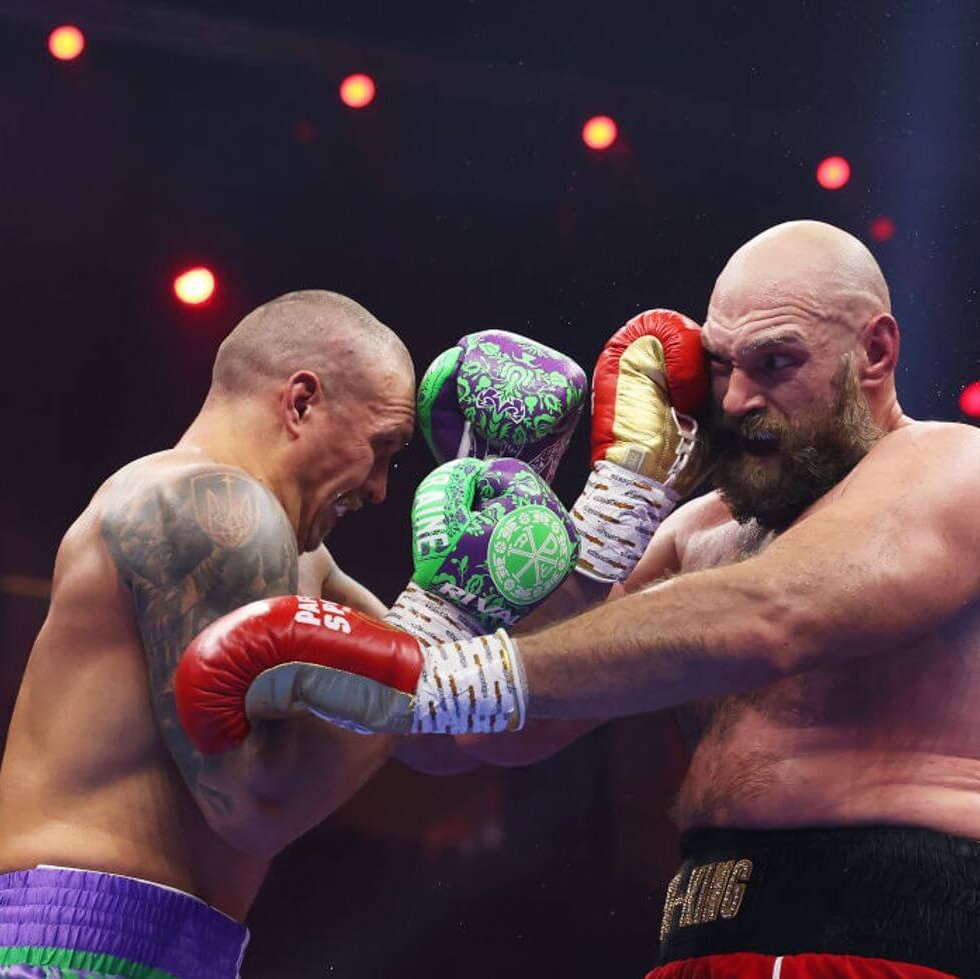  Oleksandr Usyk Beats Tyson Fury in Unanimous Decision to Keep Heavyweight Title 