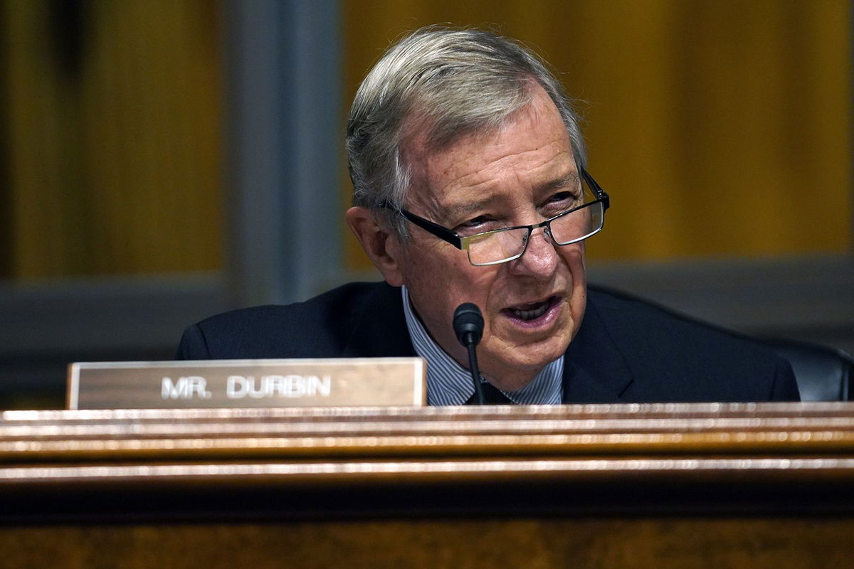  Durbin uses new report to accuse Justices Thomas and Alito of violating disclosure laws 