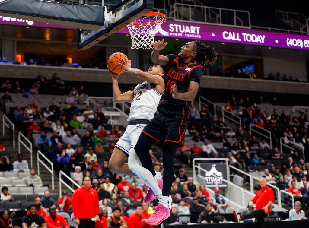  San Diego State strangles Cal offense, holds Golden Bears to 50 points after barely making it to arena on time 