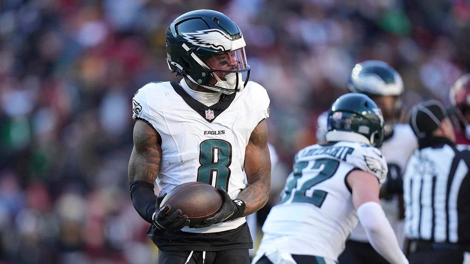  Eagles' CJ Gardner-Johnson flips off Commanders fans after ejection 