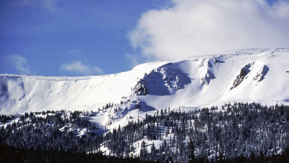  174 Colorado skiers and snowboarders rescued after lift cracks 