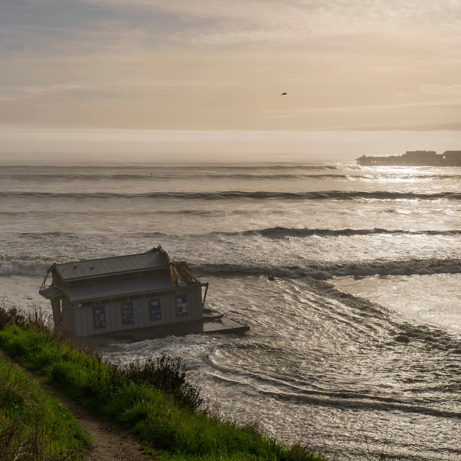  Part of Santa Cruz Wharf in California Collapses in High Surf 