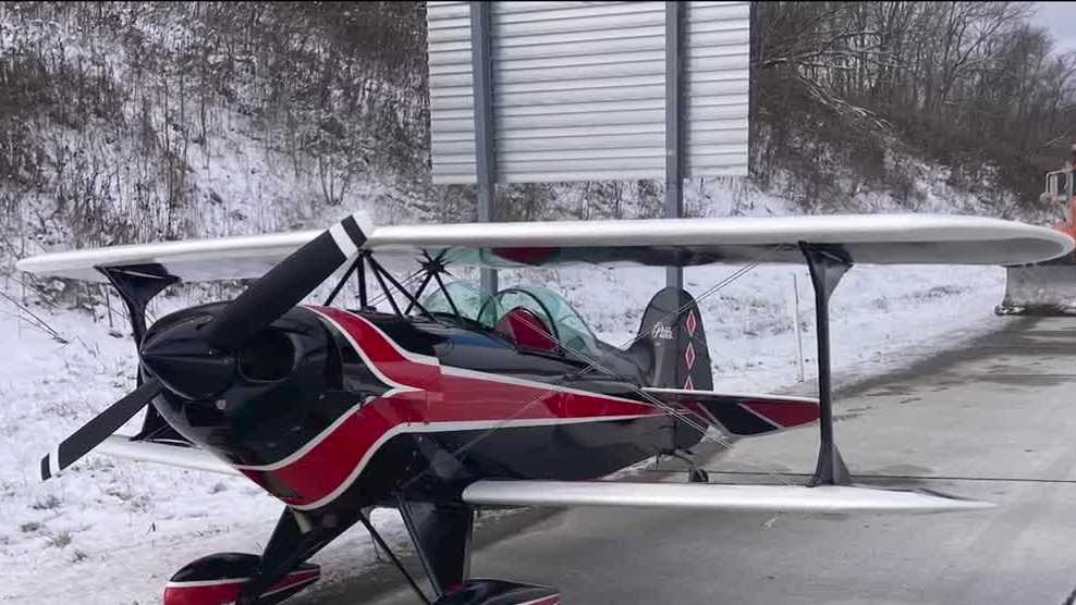  Emergency plane landing along highway caught on camera 