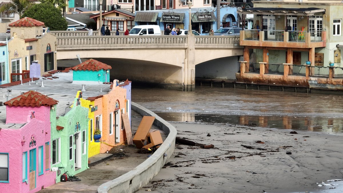  Capitola Village closed due to high surf and flooding, evacuations near water advised 