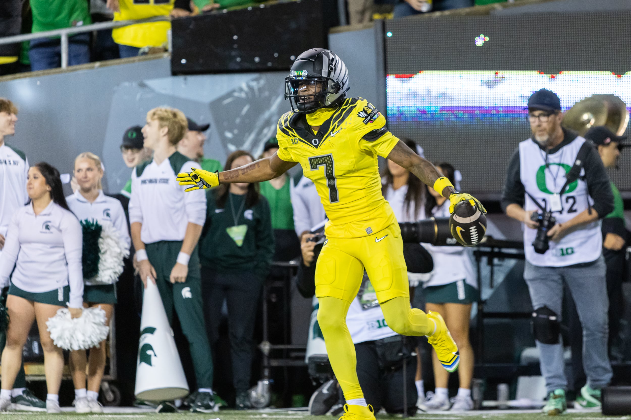  Evan Stewart proving to be reliable, tough big play threat as Oregon football’s No. 2 receiver 