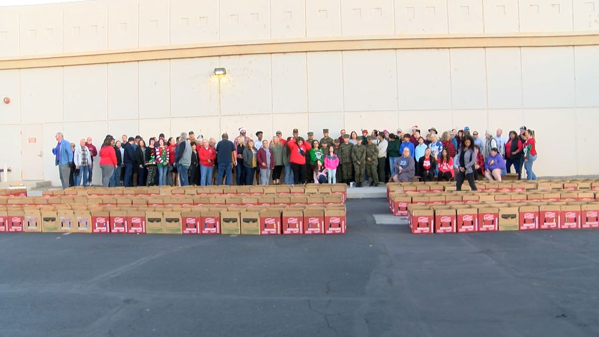  Elks Lodge #476 donates food and toys to locals 