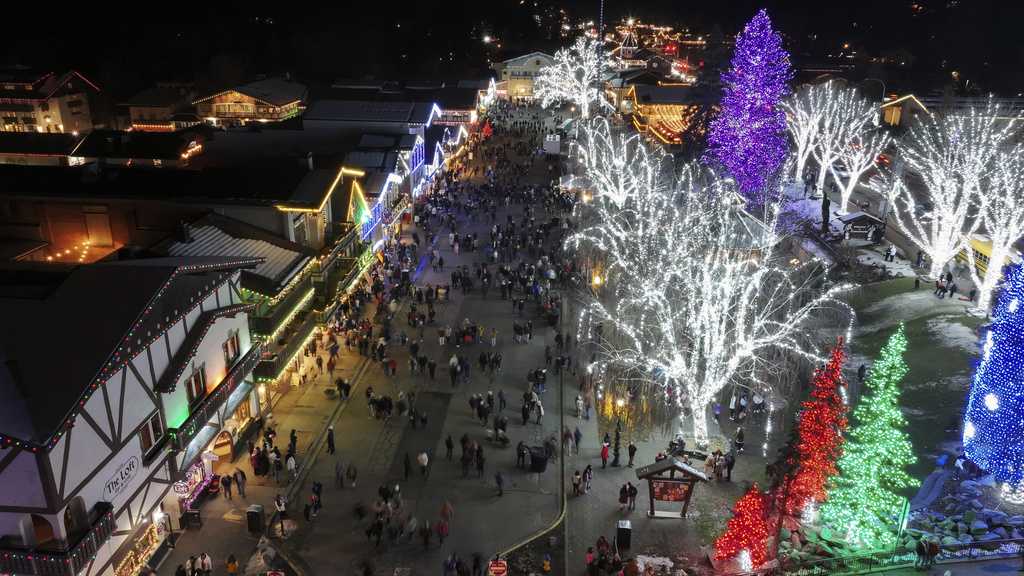  Magic and lights draw crowds to alpine village in Washington for Christmas 