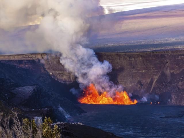  Stunning photos show lava erupting from Hawaii's Kilauea volcano 