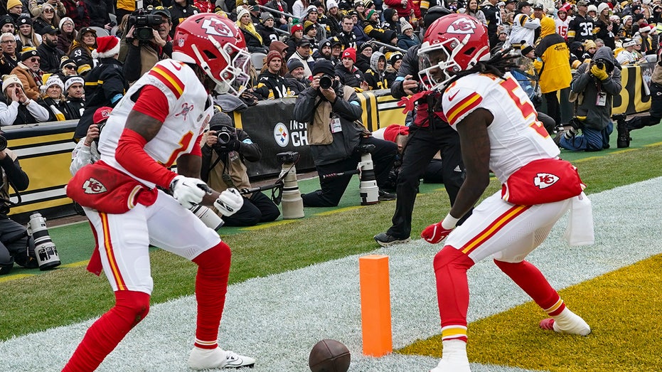  Chiefs' Xavier Worthy hit with penalty after touchdown, sparks fan frenzy 