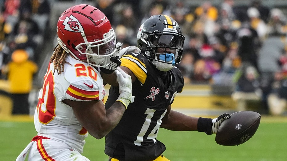  Steelers' George Pickens raises eyebrows over postgame handshakes with Chiefs stars 