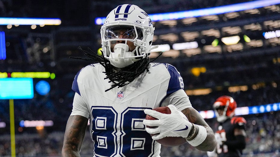  Cowboys shut down star CeeDee Lamb for rest of season due to shoulder injury 