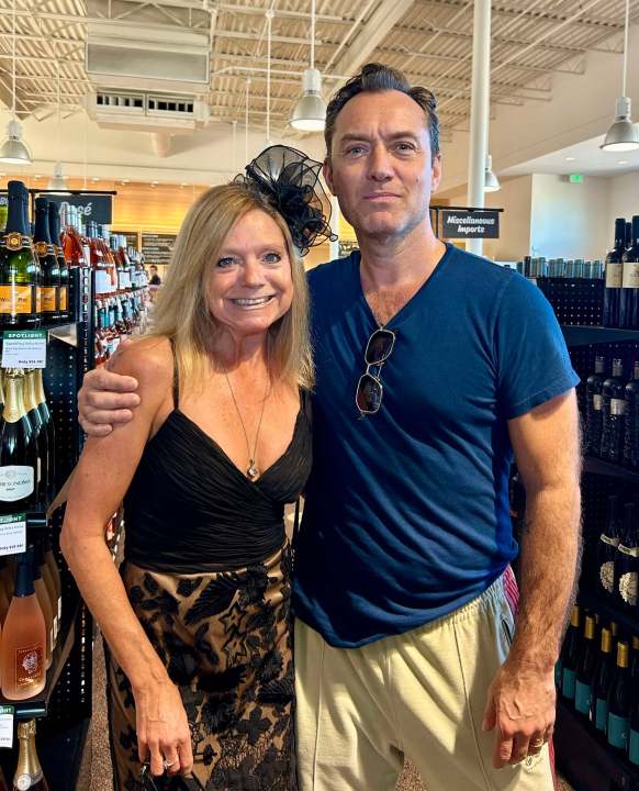  Actor Jude Law shopping at Martin's Wine in Uptown New Orleans 