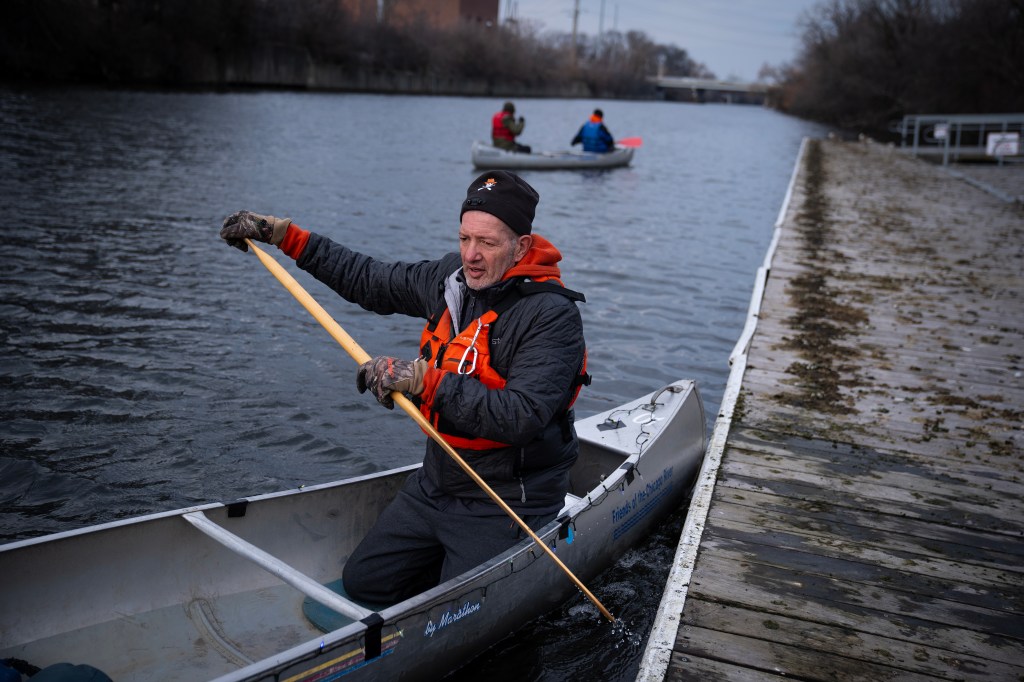  One paddle at a time, volunteer guides forge bonds to Chicago River’s rich history and ecology 