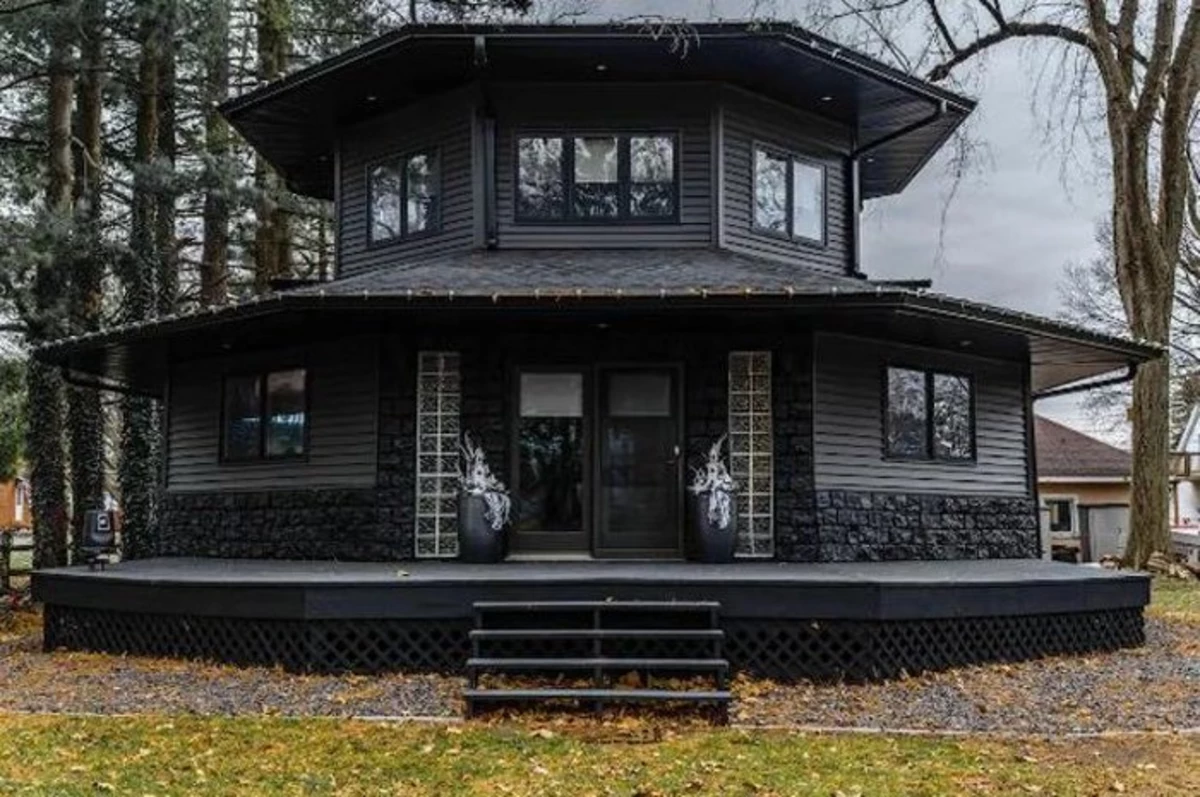   
																Spend A Spooky Vacation At The Octogon Goth House In Lincoln, Illinois 
															 