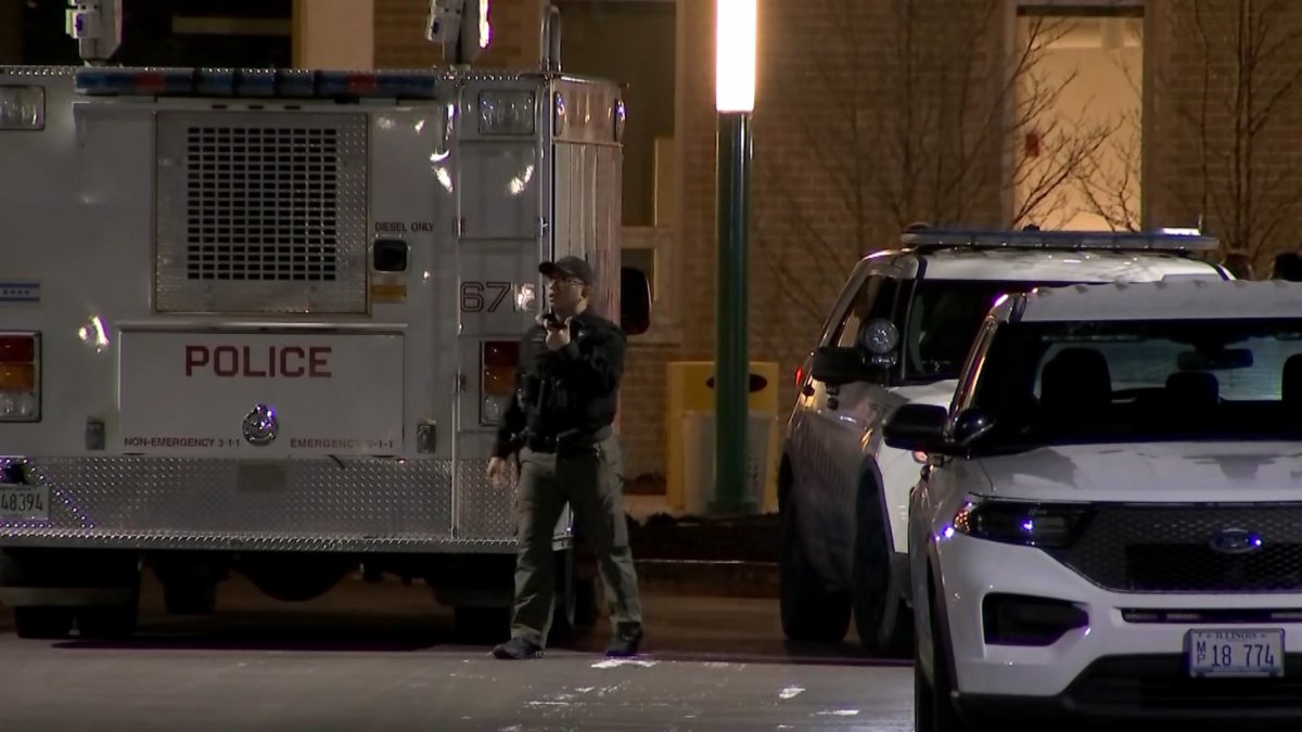  Man with knife fatally shot by officers in little Village: Chicago police 