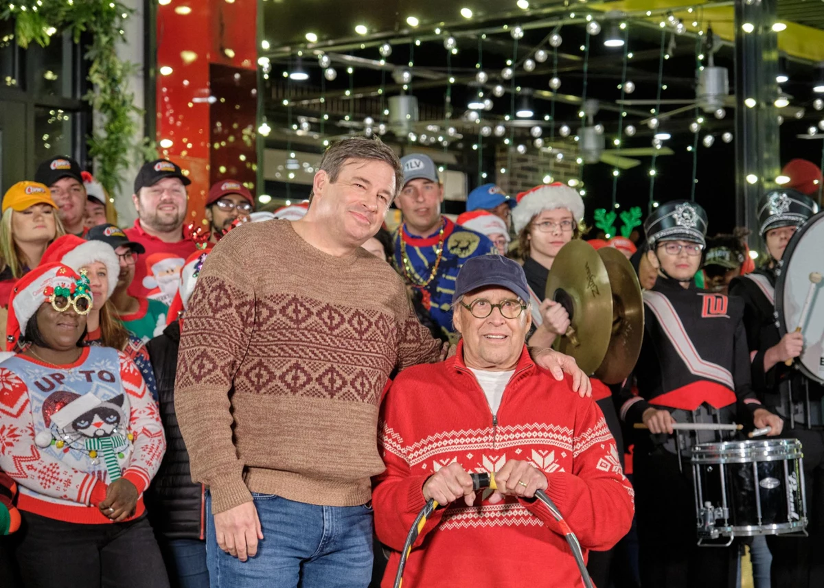  Chevy Chase Recreates ‘Christmas Vacation’ Scene At Illinois Raising Cane’s 