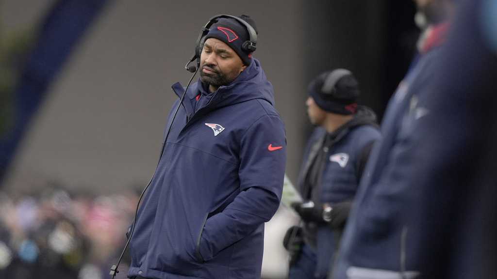  Patriots fans react to the team's decision to fire coach Jerod Mayo 