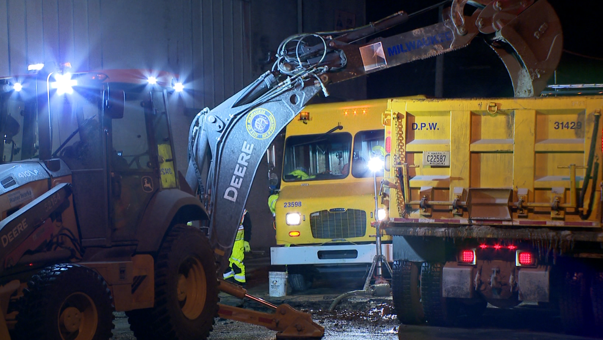  Massive pothole opens up in Milwaukee, closes road overnight 